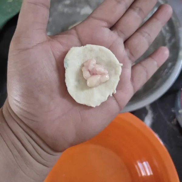 Ambil secukupnya adonan lalu pipihkan, beri isian gajih lalu bulatkan.