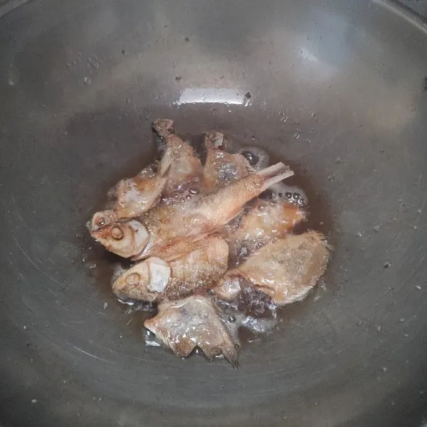 Panaskan wajan dan minyak goreng, lalu goreng ikan asin sampai matang angkat dan tiriskan.
