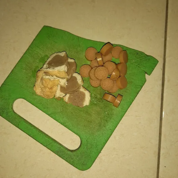 Potong-potong sosis dan tahu bakso, sisihkan.