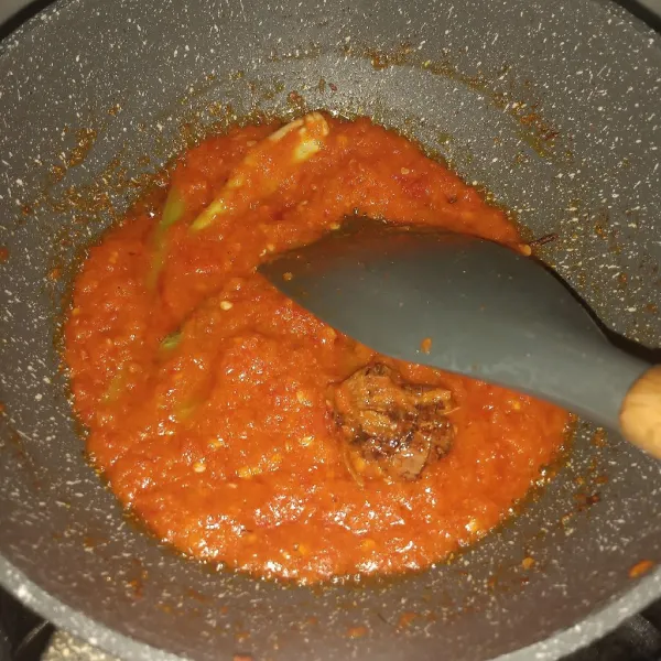 Panaskan minyak. Tumis bumbu halus bersama lengkuas, daun salam, dan serai sampai matang dan warnanya lebih gelap.