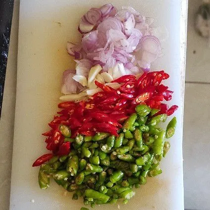 Iris bawang merah, bawang putih, cabe hijau dan cabe merah.