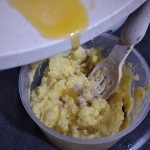 Lelehkan margarin, tuang ke dalam campuran kuning telur, kucuri jeruk nipis, dan mayonaise aduk rata, koreksi rasa.