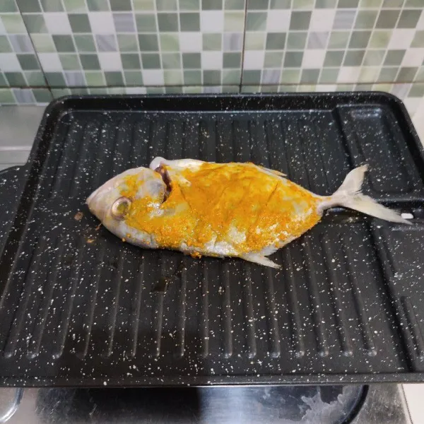Panggang ikan diatas grill pan hingga matang.