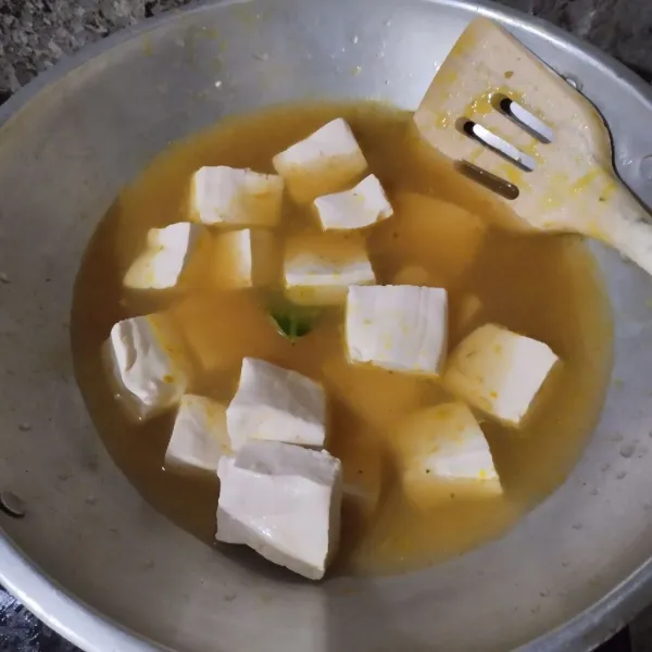 Masukkan tahu susu kemudian tutup.