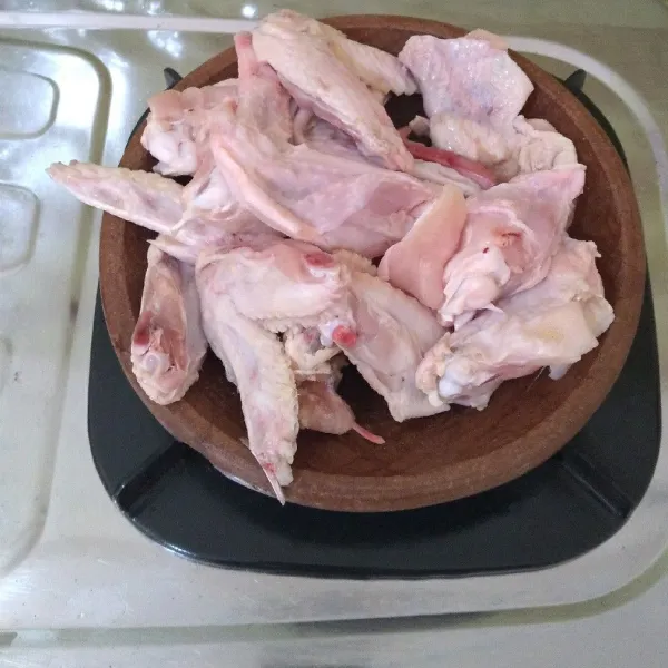 Cuci daging ayam setelah itu tiriskan.