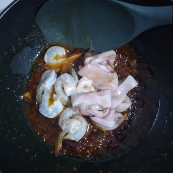 Masukkan udang dan cuci yang sudah dicuci bersih.
