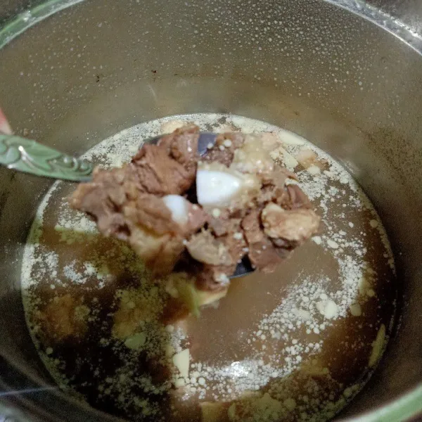 Siapkan panci lain lalu rebus air, setelah air mendidih masukkan daging dan rebus sampai empuk, angkat.