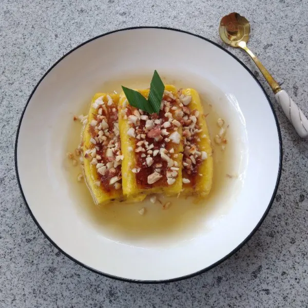 Susun pisang, tuang saus gula merah dan beri taburan kacang. Siap sajikan.