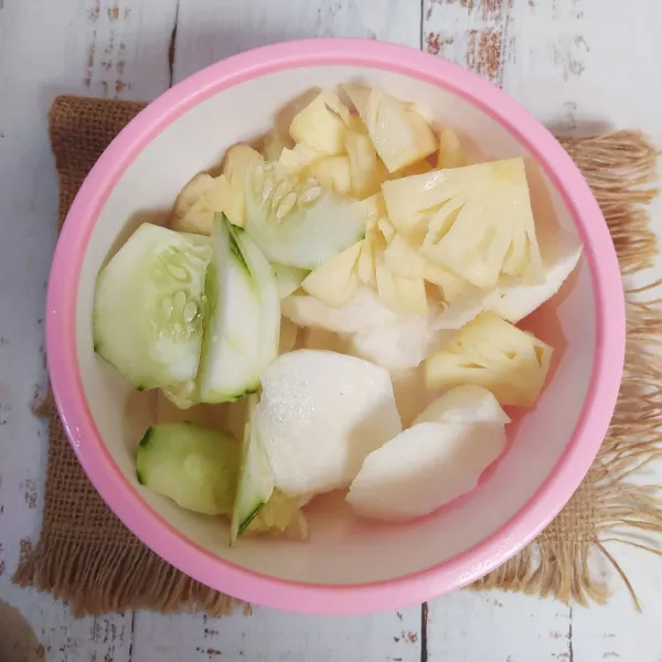 Iris bengkoang, nanas, dan timun.