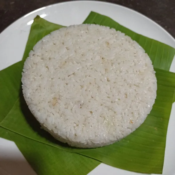 Cetak nasi gurih sesuai selera.