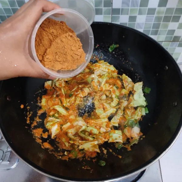 Bumbui dengan kaldu jamur, merica, dan kaldu udang.