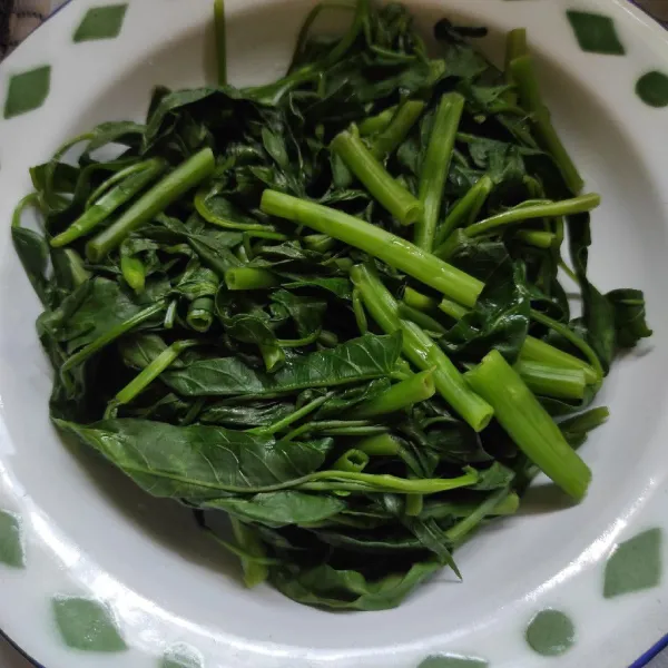 Angkat dan tiriskan, berikan sambal diatasnya.