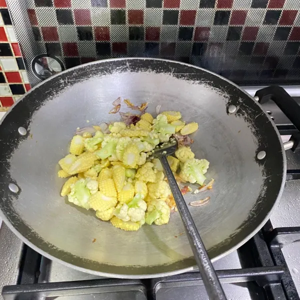 Masukkan kembang kol dan jagung putren.