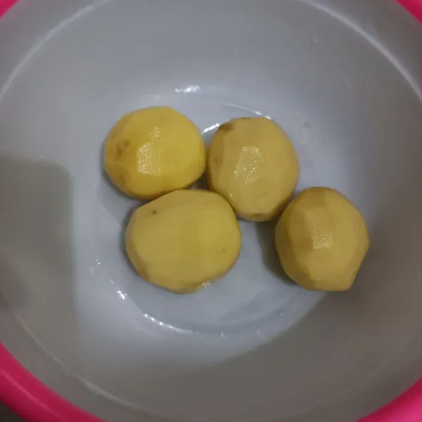 Kupas kentang, potong dadu kemudian bersihkan.
