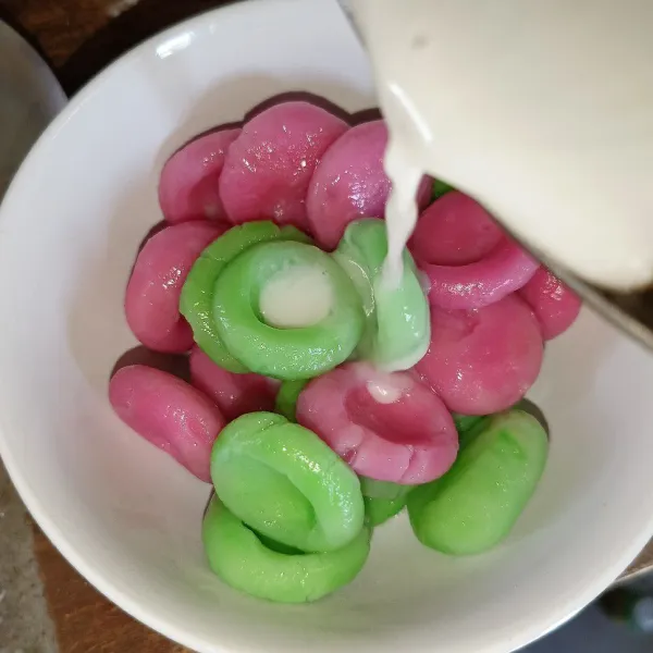 Sajikan gempol dengan kuah santan dan es batu.