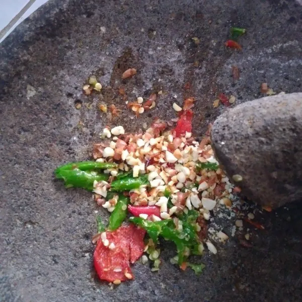 Tambahkan kacang goreng, uleg kembali.