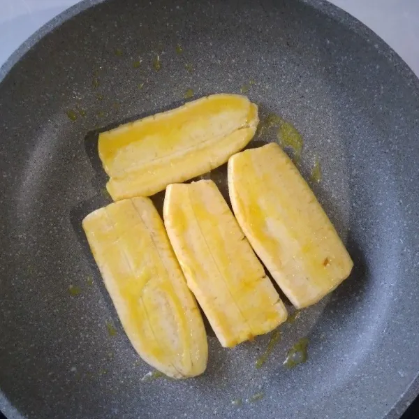 Panaskan margarine, bakar pisang sampai matang. Sambil dibalik agar matang merata.