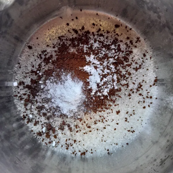 Membuat puding cappuccino : siapkan panci, masukkan bubuk agar-agar, gula pasir, kopi bubuk, garam dan vanilla extract.