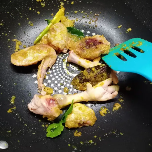Masukkan ayam, aduk rata.