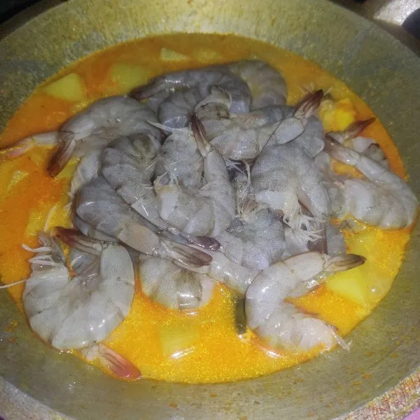 Terakhir masukkan udang, aduk.