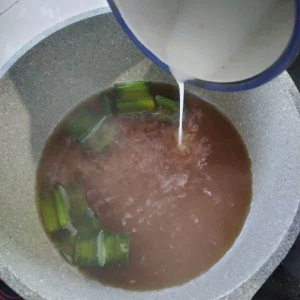 Tambahkan larutan tepung maizena, aduk kembali.