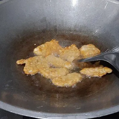 Goreng tempe hingga matang, sisihkan.