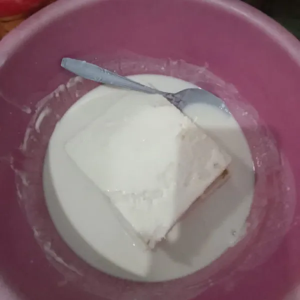 Buat bahan pelapis : campurkan tepung terigu dengan air, beri sedikit garam, kemudian masukkan roti tawar yang sudah ada isinya, balurkan dengan merata.