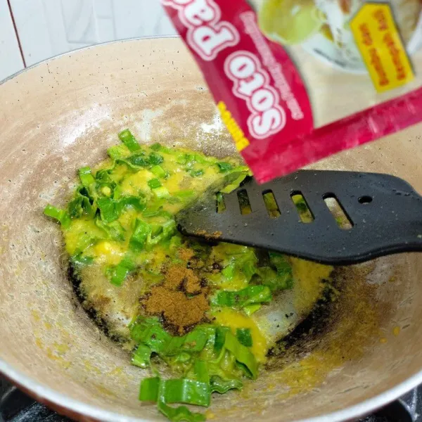 Tambahkan bumbu soto Padang aduk rata.