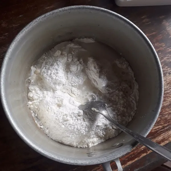 Campurkan bawang putih dan air. Tambahkan tepung beras dan tepung terigu, aduk hingga rata dan tidak bergerindil.