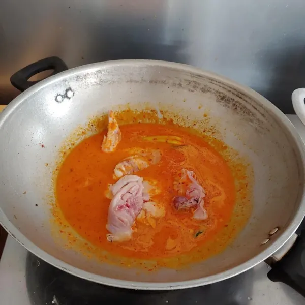 Beri air secukupnya masak sampai mendidih, lalu masukkan ayam, aduk aduk sampai tercampur rata.