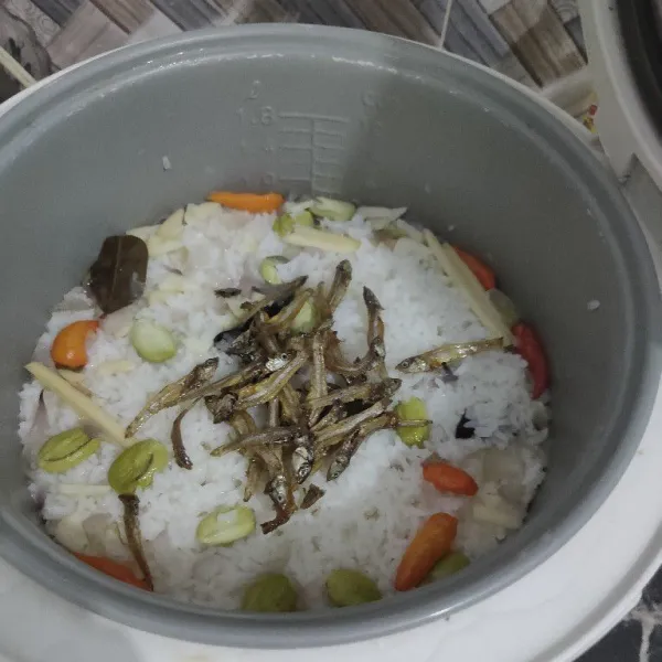 Masak nasi hingga matang lalu masukkan teri goreng aduk rata, nasi siap disajikan.