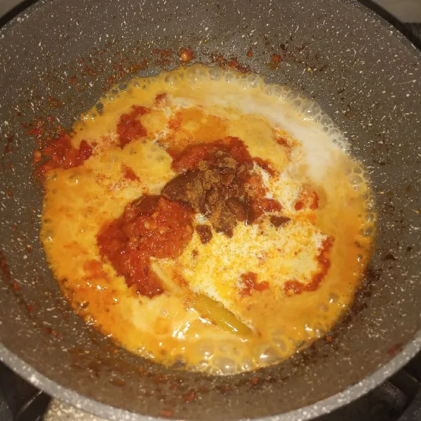 Tuang santan. Taburkan garam, kaldu bubuk, dan gula merah. Setelah mendidih tuang air. Masak sampai mendidih kembali, kecilkan api.