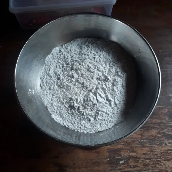 Campurkan tepung beras, tepung terigu, gula, dan garam. Aduk rata.