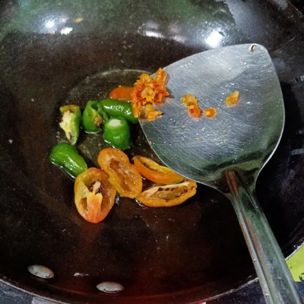 Masukkan irisan cabe gendot dan cabe yang sudah dihaluskan.