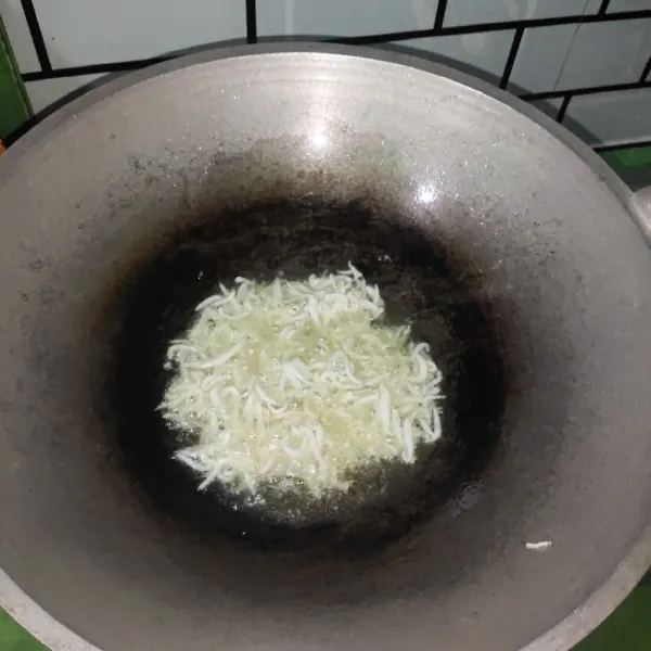 Cuci teri medan dan kemudian goreng. Jika sudah matang angkat.