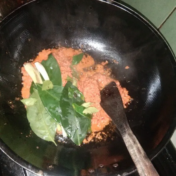 Siapkan wajan panas, tuang sedikit minyak. Masukkan bumbu halus. Oseng hingga harum. Tambahkan daun salam, daun jeruk, dan lengkuas.