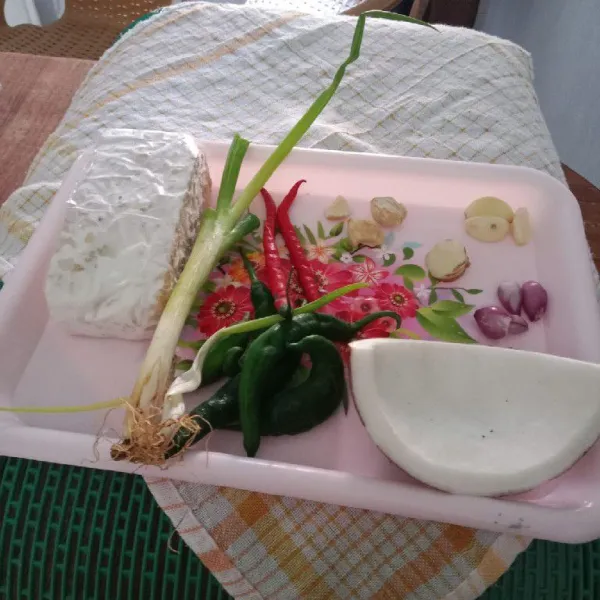 Siapkan bahan-bahan yang akan diolah.