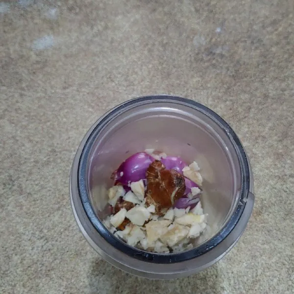 Masukan bumbu kedalam gelas blender, tambahkan sedikit air dan haluskan.