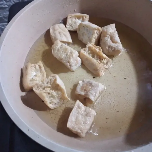 Goreng tahu hingga setengah matang.