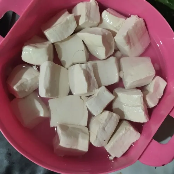 Siapkan tahu susu yang akan digunakan.