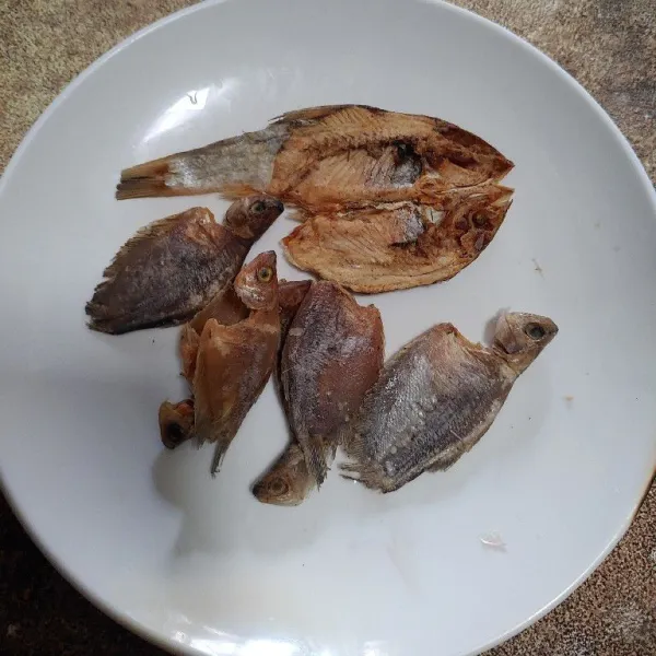 Siapkan ikan asin, boleh ikan asin jenis apa saja ya tergantung selera.