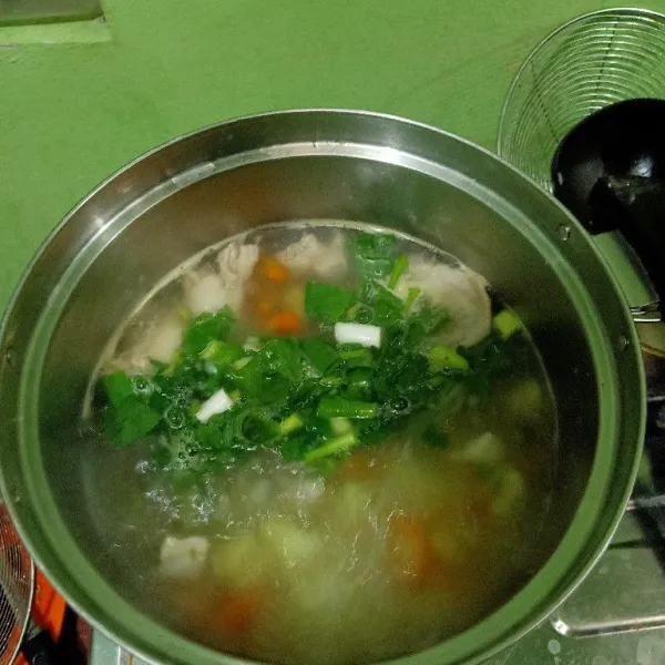 Masukkan irisan bawang daun dan seledri ke dalam panci. Aduk rata dan masak sebentar sampai layu. Siap disajikan.