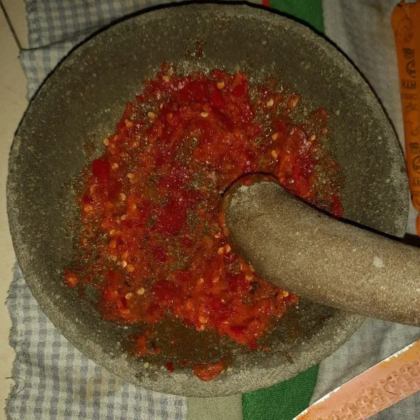 Ulek bahan bumbu hingga halus.