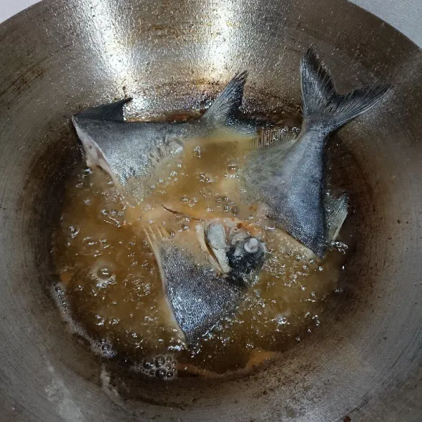 Cuci bersih ikan dengan air cuka dan garam. Diamkan 15 menit. Bilas. Lalu goreng diminyak panas api sedang hingga matang.