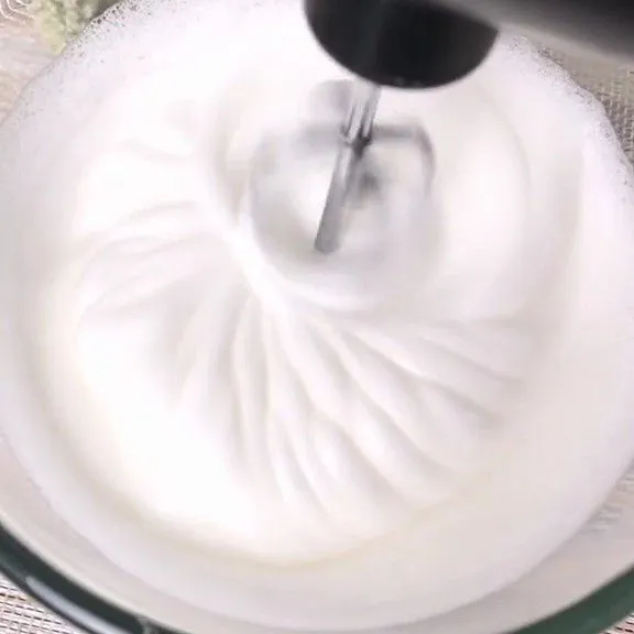 Mixer putih telur hingga berbuih. Kemudian masukkan gula secara bertahap. Mixer dalam kecepatan tinggi hingga warna menjadi putih seperti di gambar. Jika sudah, campurkan adonan putih telur ini ke dalam adonan kuning telur tadi, aduk hingga merata.