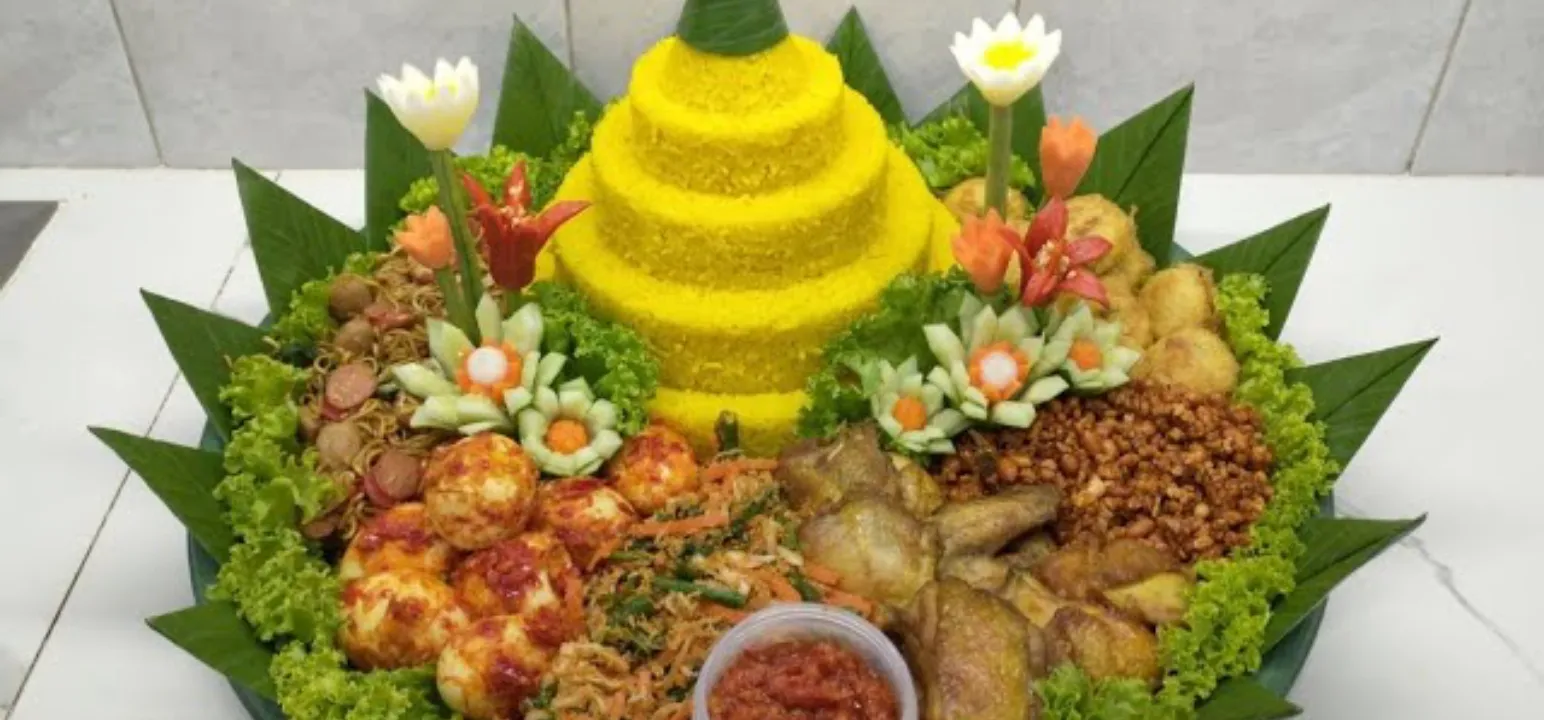 Lengkap! Ini Cara Membuat dan Menghias Tumpeng Nasi Kuning