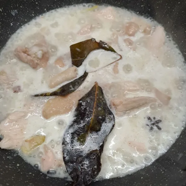 Tuang santan, masak sampai mendidih.