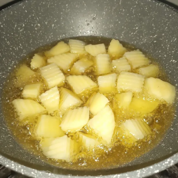 Panaskan minyak secukupnya. Goreng kentang sampai matang kekuningan, tiriskan.