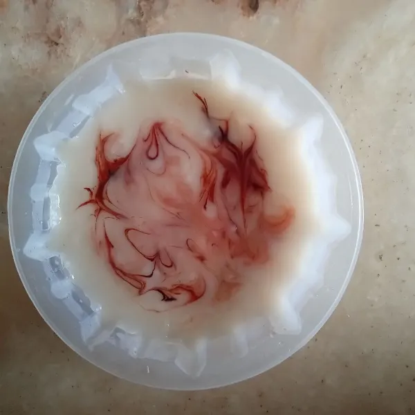 Masukan adonan putih lalu hias sedikit dibagian atasnya. Lalu masukan ke dalam kulkas jika adonan sudah tidak panas. Jangan lupa tutup puding agar rasa tidak tercampur ketika dimasukan kedalam kulkas.
