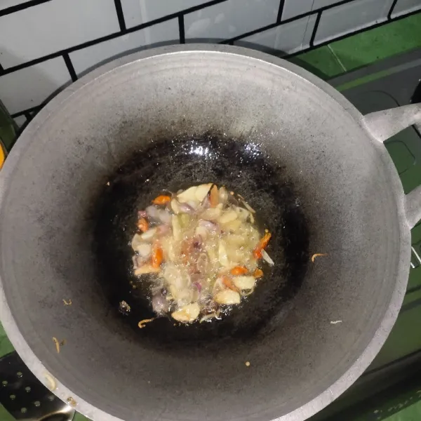 Tumis cabe, bawang merah, dan bawang putih, jika sudah wangi angkat.